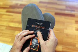 Imagem redes sociais: "Insignific&acirc;ncia", de Terry Johnson