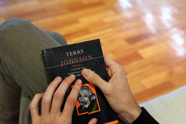 Imagem redes sociais: "Insignific&acirc;ncia", de Terry Johnson