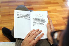 Imagem redes sociais: "Insignific&acirc;ncia", de Terry Johnson