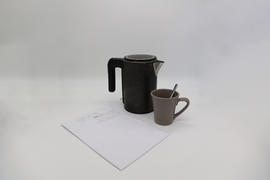 Fervedor de &aacute;gua, caneca com caf&eacute; e envelope "Coisas do Pai", cena "Pai": O C...